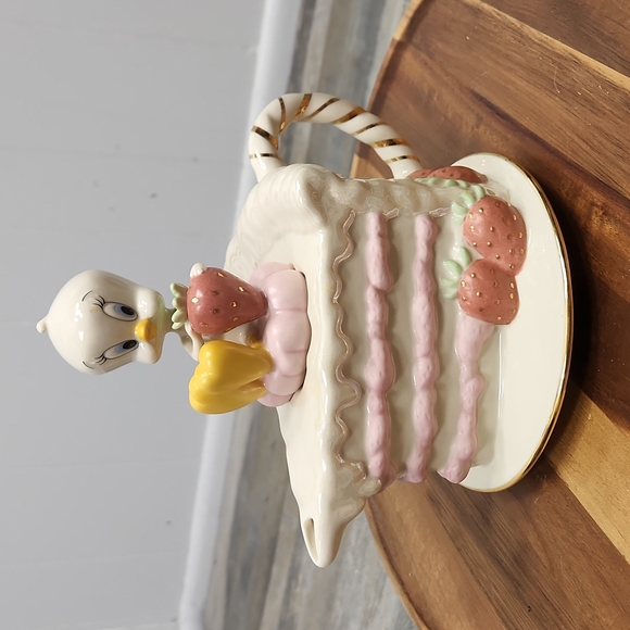 Lenox Tweety Teapot - Picture 3 of 9